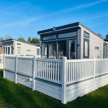 Brians Lodge With Hot Tub Pocklington Extérieur photo