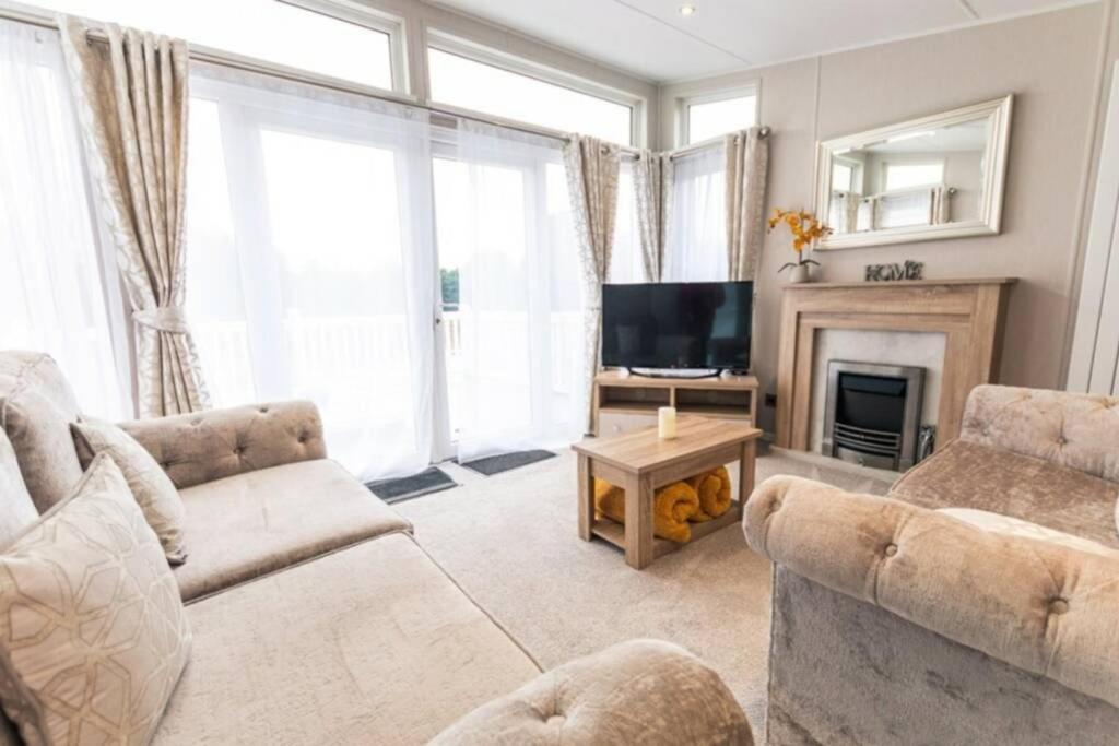 Brians Lodge With Hot Tub Pocklington Extérieur photo