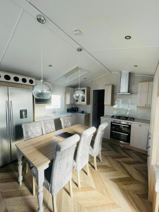 Brians Lodge With Hot Tub Pocklington Extérieur photo