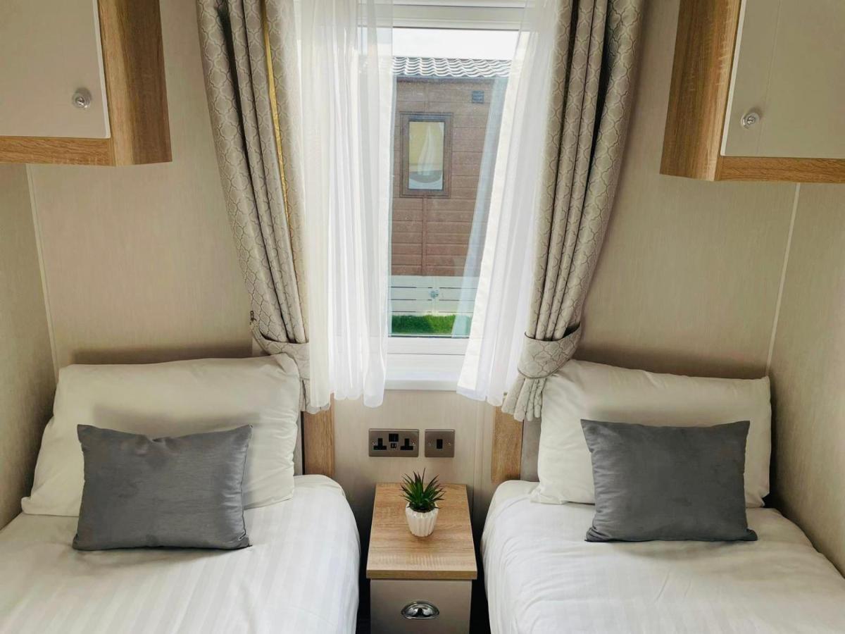 Brians Lodge With Hot Tub Pocklington Extérieur photo