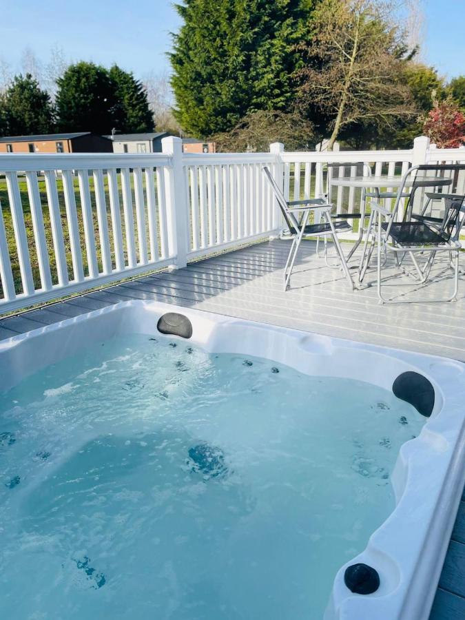 Brians Lodge With Hot Tub Pocklington Extérieur photo
