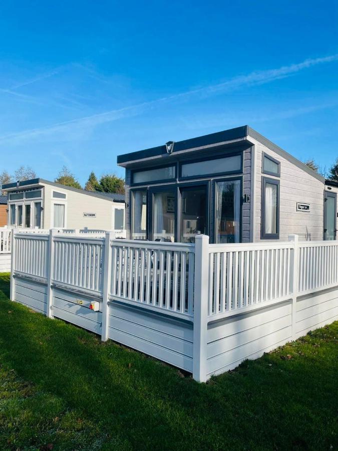 Brians Lodge With Hot Tub Pocklington Extérieur photo